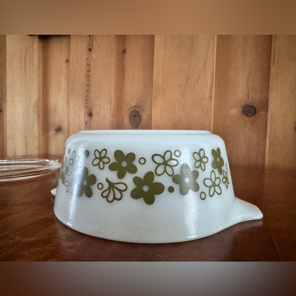 Vintage Pyrex Spring Blossom green pattern casserole dish with lid - Picture 6 of 7